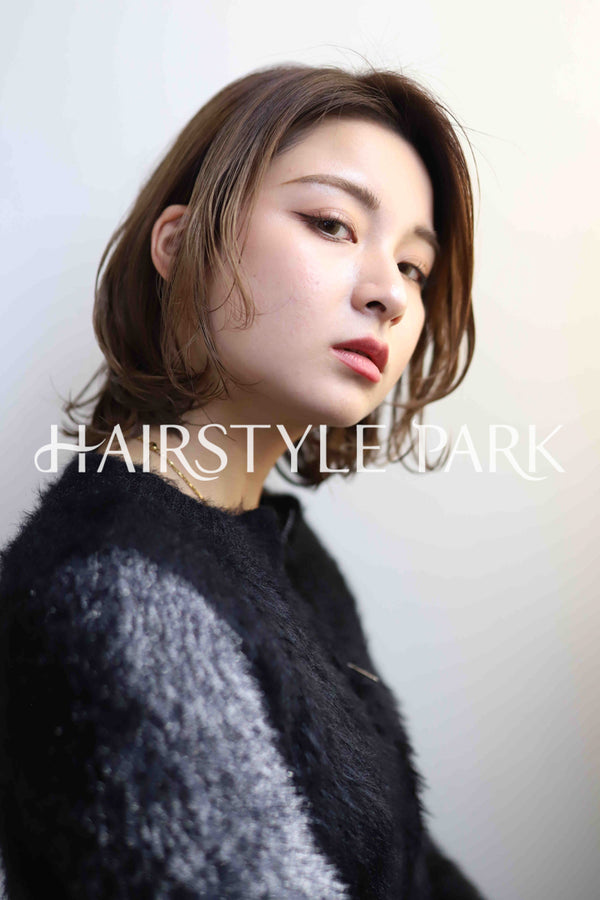 ヘアスタイル写真PhotoNo:327-2 (2) [ショートミディアム,レディース,オフィス / コンサバ,カジュアル,カット,カラー,縦型 ]