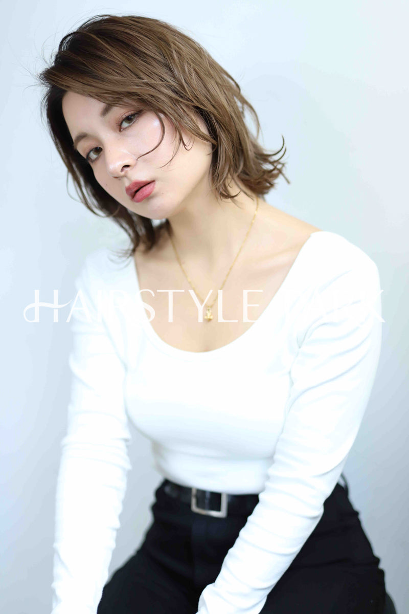 ヘアスタイル写真PhotoNo:327-3 (2) [ショートミディアム,レディース,オフィス / コンサバ,カジュアル,カット,カラー,縦型 ]