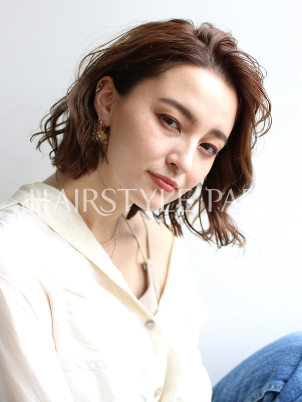 ヘアスタイル写真 [ミディアム,切りっぱなしボブ,レディース,クール / かっこいい,外国人風,カット,カラー,パーマ, ]