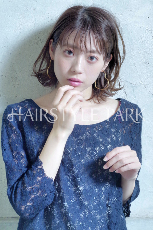 ヘアスタイル写真 [ミディアム,ボックスボブ,切りっぱなしボブ,レディース,ナチュラル,モテ・愛され,カジュアル,カット,カラー,パーマ,くびれヘア, ]