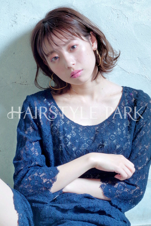 ヘアスタイル写真 [ミディアム,ボックスボブ,切りっぱなしボブ,レディース,ナチュラル,モテ・愛され,カジュアル,カット,カラー,パーマ,くびれヘア, ]