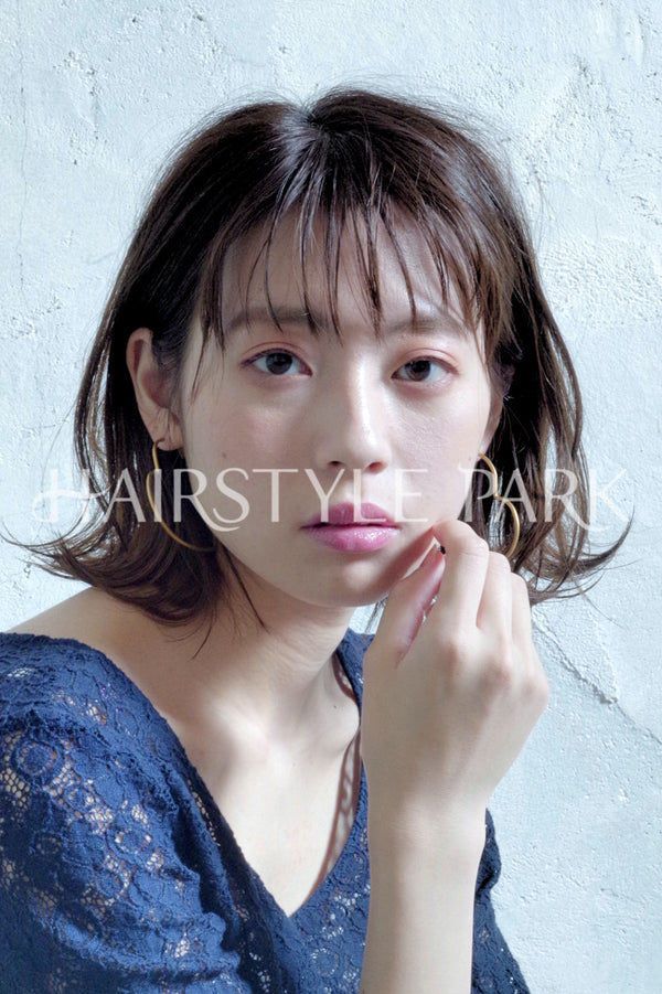 ヘアスタイル写真 [ミディアム,ボックスボブ,切りっぱなしボブ,レディース,ナチュラル,モテ・愛され,カジュアル,カット,カラー,パーマ,くびれヘア, ]