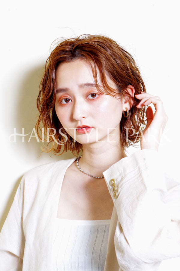 ヘアスタイル写真 [ミディアム,切りっぱなしボブ,レディース,ナチュラル,モテ・愛され,カット,カラー,パーマ,くびれヘア, ]