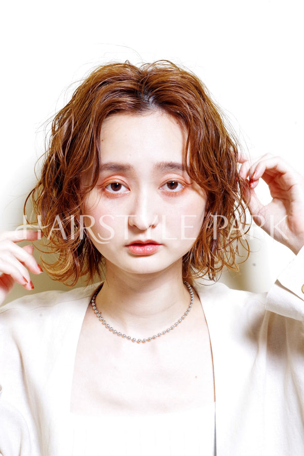 ヘアスタイル写真 [ミディアム,切りっぱなしボブ,レディース,ナチュラル,モテ・愛され,カット,カラー,パーマ,くびれヘア, ]