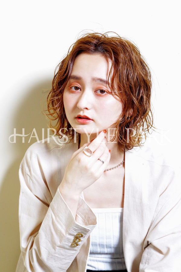 ヘアスタイル写真 [ミディアム,切りっぱなしボブ,レディース,ナチュラル,モテ・愛され,カット,カラー,パーマ,くびれヘア, ]