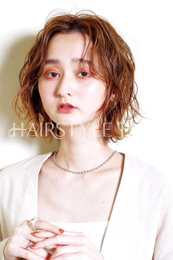 ヘアスタイル写真 [ミディアム,切りっぱなしボブ,レディース,ナチュラル,モテ・愛され,カット,カラー,パーマ,くびれヘア, ]